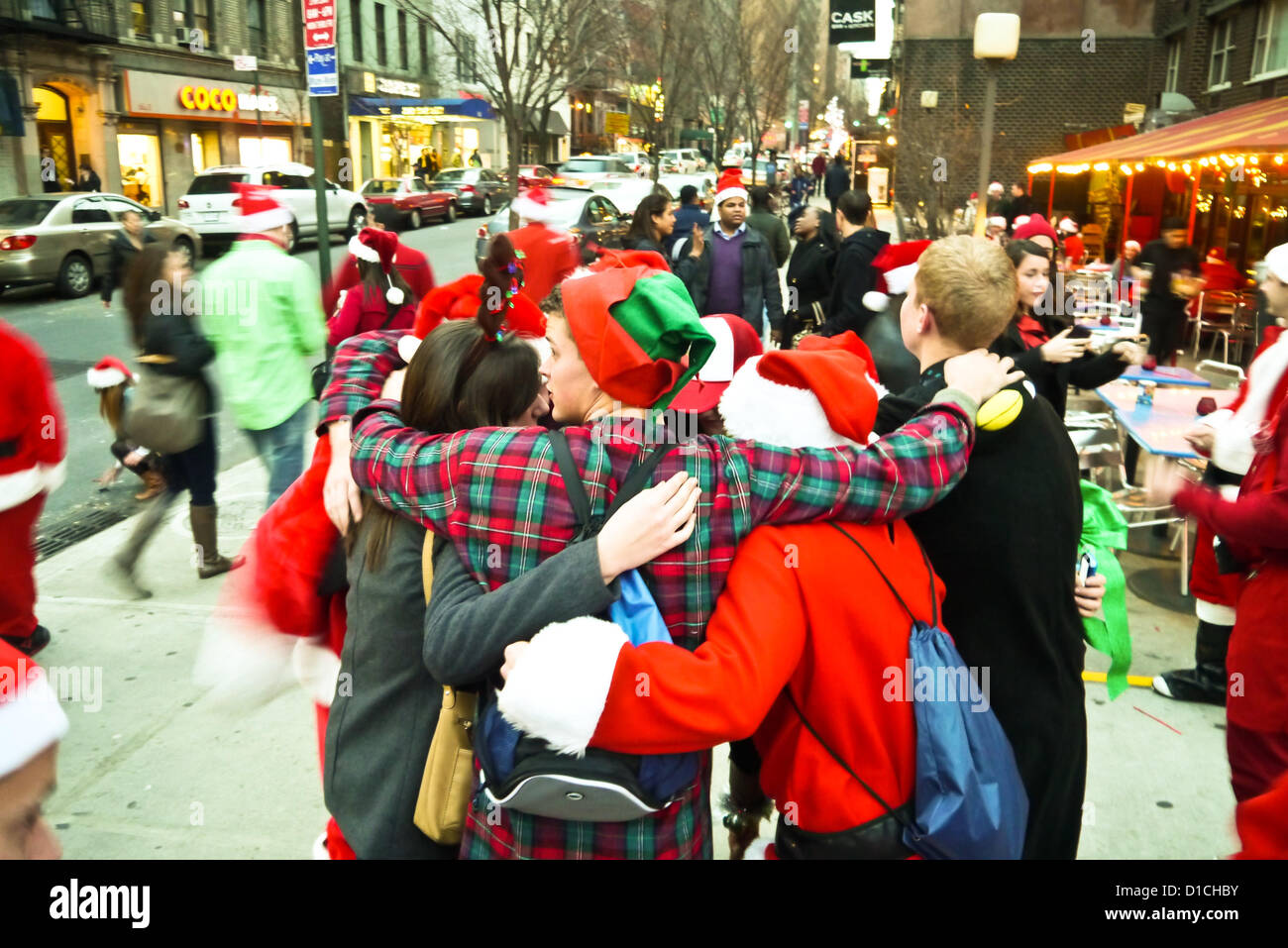 NEW YORK, NY - 15 dicembre: Revelers abbracciate uno un altro mentre vestiti da Babbo Natale durante l'annuale evento SantaCon Dicembre 15, 2012 in New York City. (Foto di Donald Bowers) Foto Stock