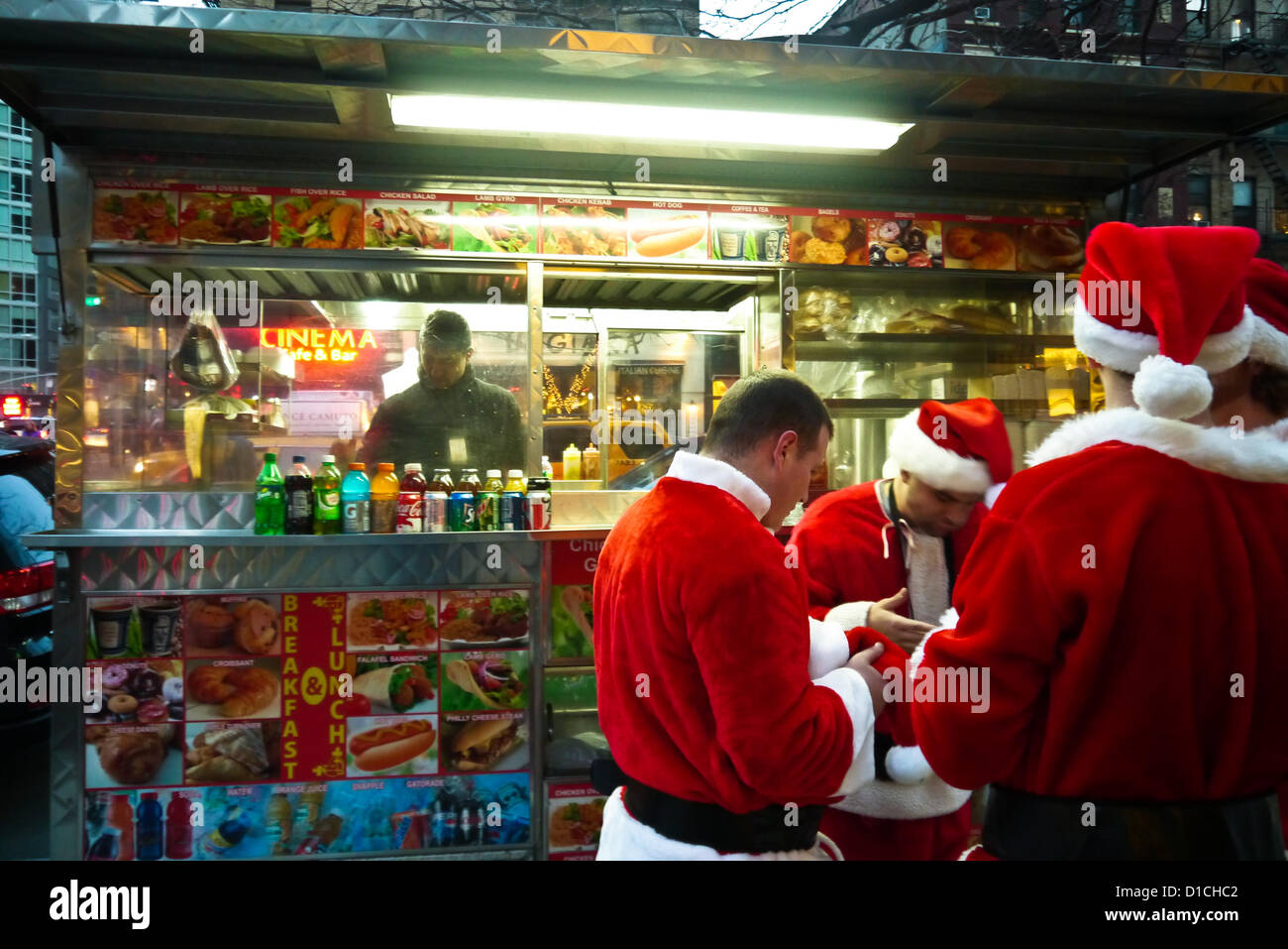 NEW YORK, NY - 15 dicembre: buontemponi vestiti da Babbo Natale da ordinare a un cibo carrello sulla terza avenue durante l'annuale evento SantaCon Dicembre 15, 2012 in New York City. (Foto di Donald Bowers) Foto Stock