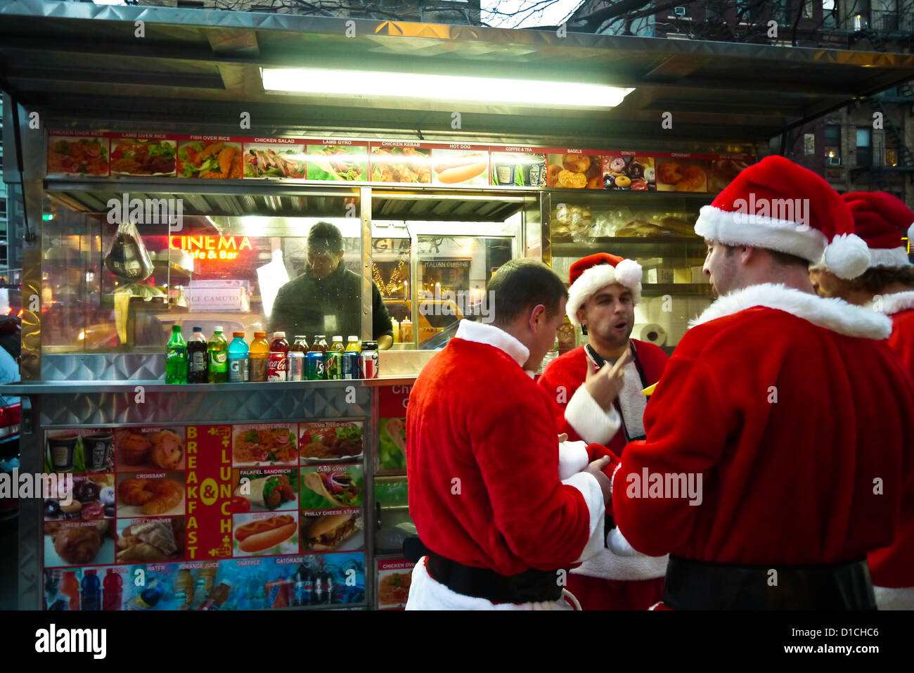NEW YORK, NY - 15 dicembre: buontemponi vestiti da Babbo Natale da ordinare a un cibo carrello sulla terza avenue durante l'annuale evento SantaCon Dicembre 15, 2012 in New York City. (Foto di Donald Bowers) Foto Stock