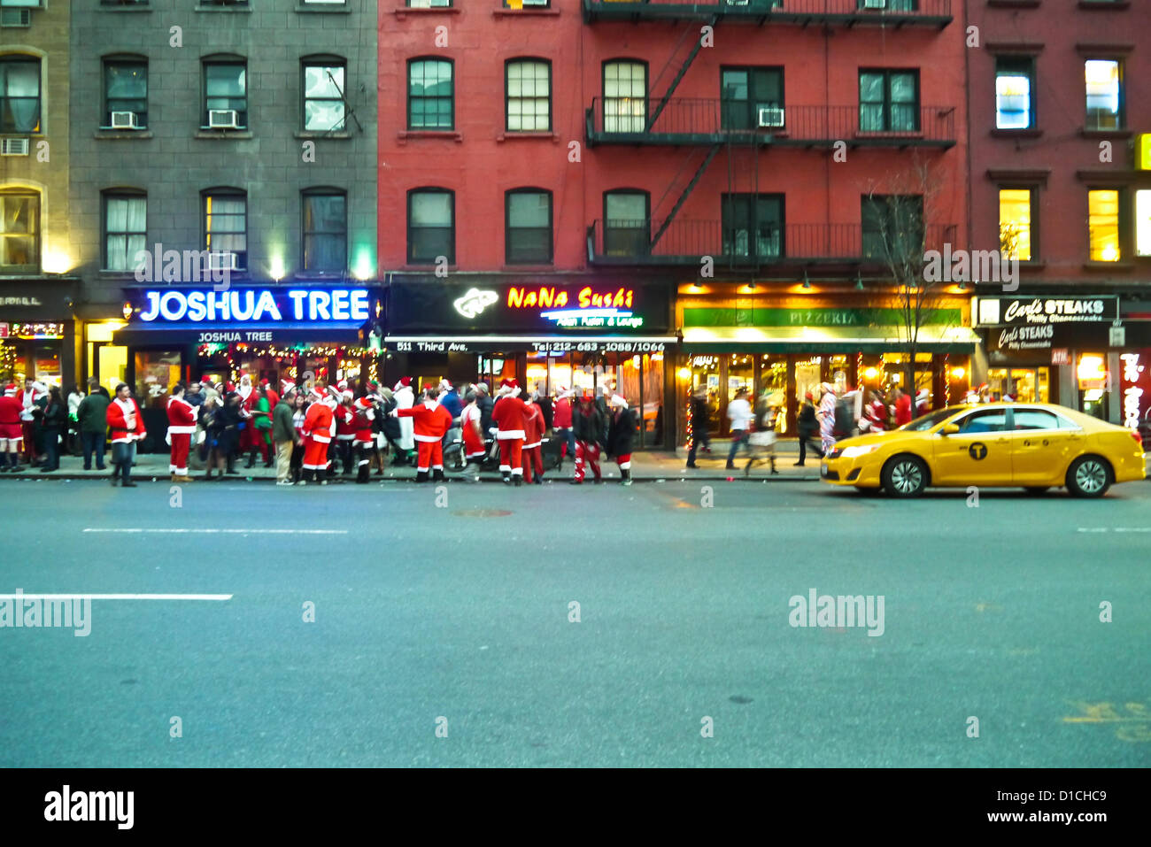 NEW YORK, NY - 15 dicembre: buontemponi vestiti da Babbo Natale in attesa di entrare in barre sulla terza avenue durante l'annuale evento SantaCon Dicembre 15, 2012 in New York City. (Foto di Donald Bowers) Foto Stock