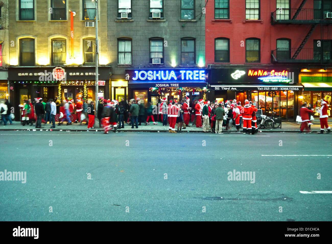 NEW YORK, NY - 15 dicembre: buontemponi vestiti da Babbo Natale in attesa di entrare in barre sulla terza avenue durante l'annuale evento SantaCon Dicembre 15, 2012 in New York City. (Foto di Donald Bowers) Foto Stock