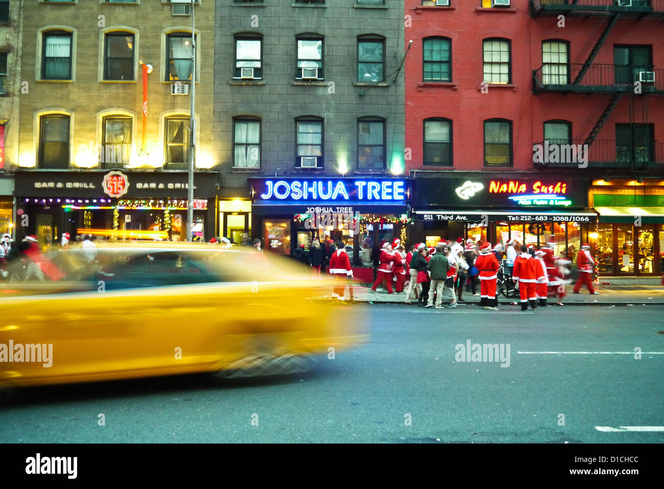 NEW YORK, NY - 15 dicembre: buontemponi vestiti da Babbo Natale in attesa di entrare in barre sulla terza avenue durante l'annuale evento SantaCon Dicembre 15, 2012 in New York City. (Foto di Donald Bowers) Foto Stock