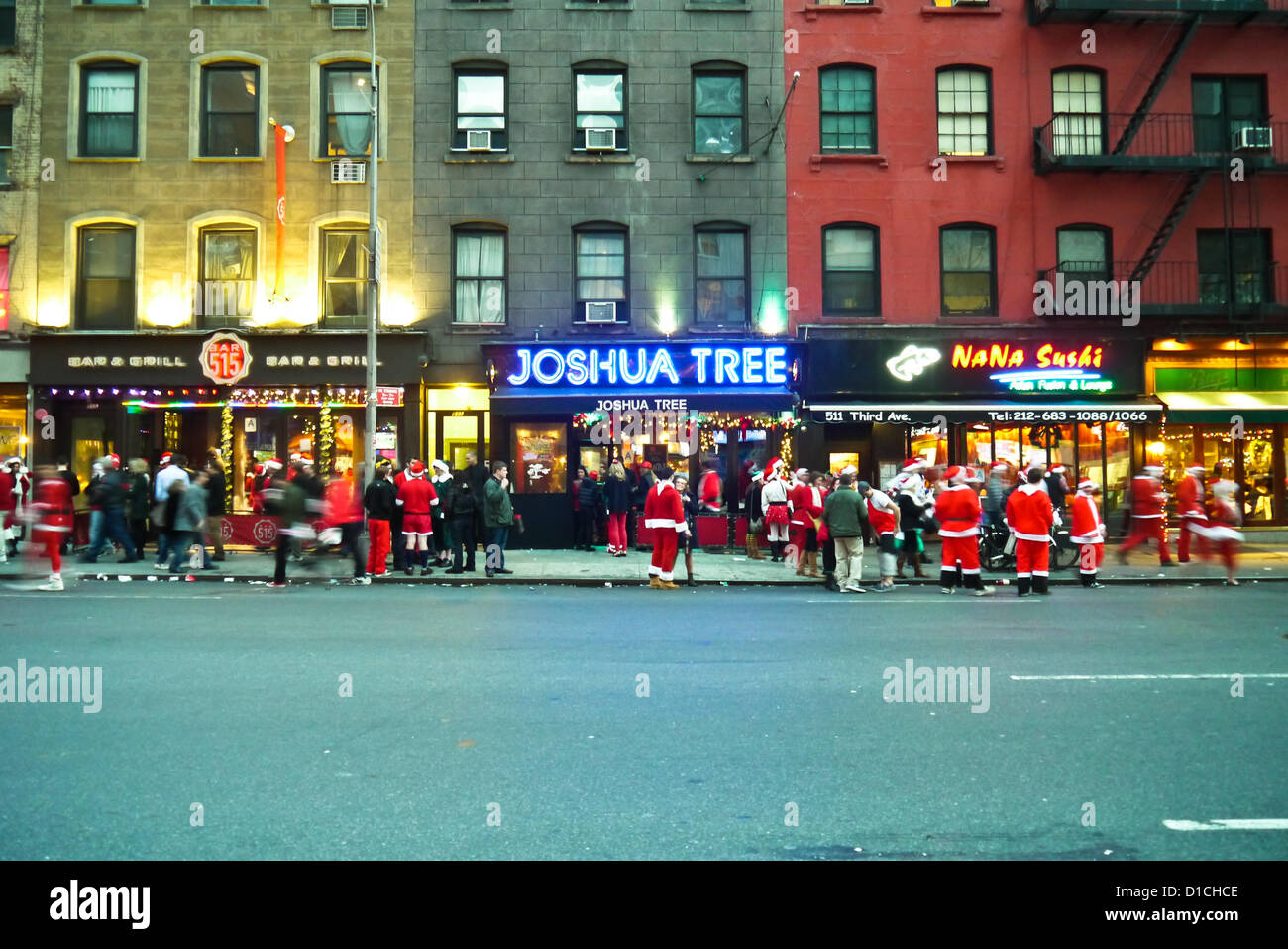 NEW YORK, NY - 15 dicembre: buontemponi vestiti da Babbo Natale in attesa di entrare in barre sulla terza avenue durante l'annuale evento SantaCon Dicembre 15, 2012 in New York City. (Foto di Donald Bowers) Foto Stock