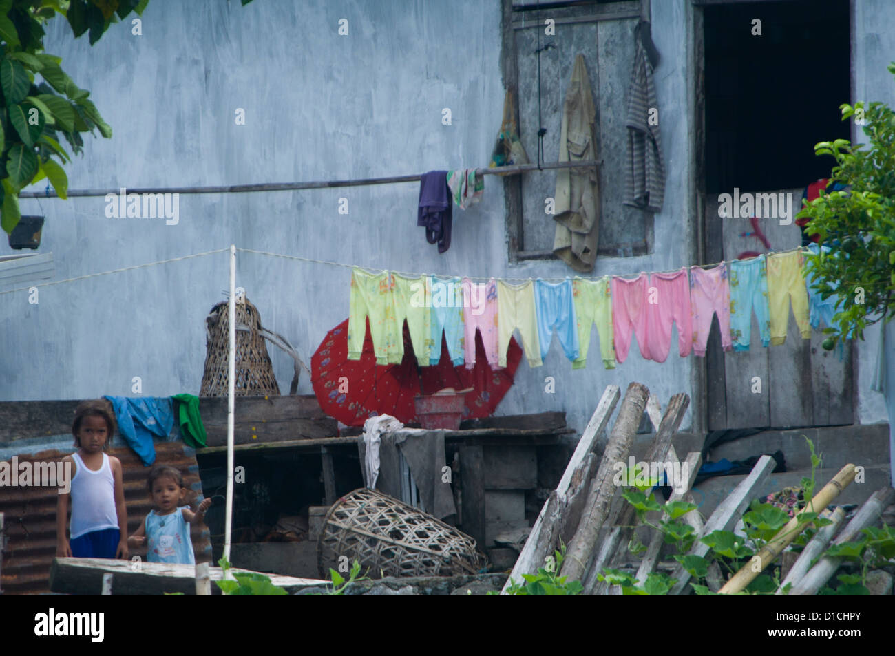 Due bambini e servizio lavanderia, Makian isola, isole delle Spezie, Maluku Regione, Halmahera, Indonesia, Oceano Pacifico Foto Stock