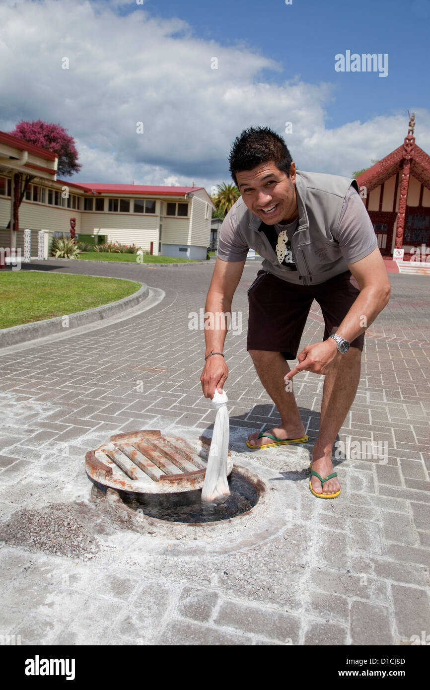 Villaggio Ohinemutu, Rotorua, Nuova Zelanda. La cottura di mais in materiale termicamente acqua riscaldata sotto plaza pietre per pavimentazione. Foto Stock