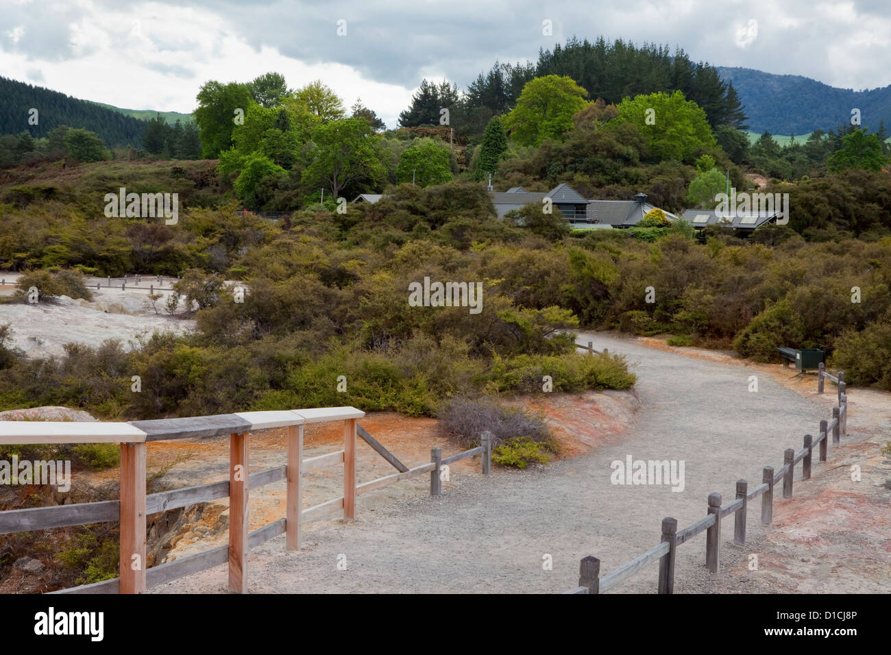 Waiotapu Visitor Center si fonde nel suo ambiente naturale. Waiotapu sito termica, area di Rotorua, Isola del nord, Nuova Zelanda. Foto Stock