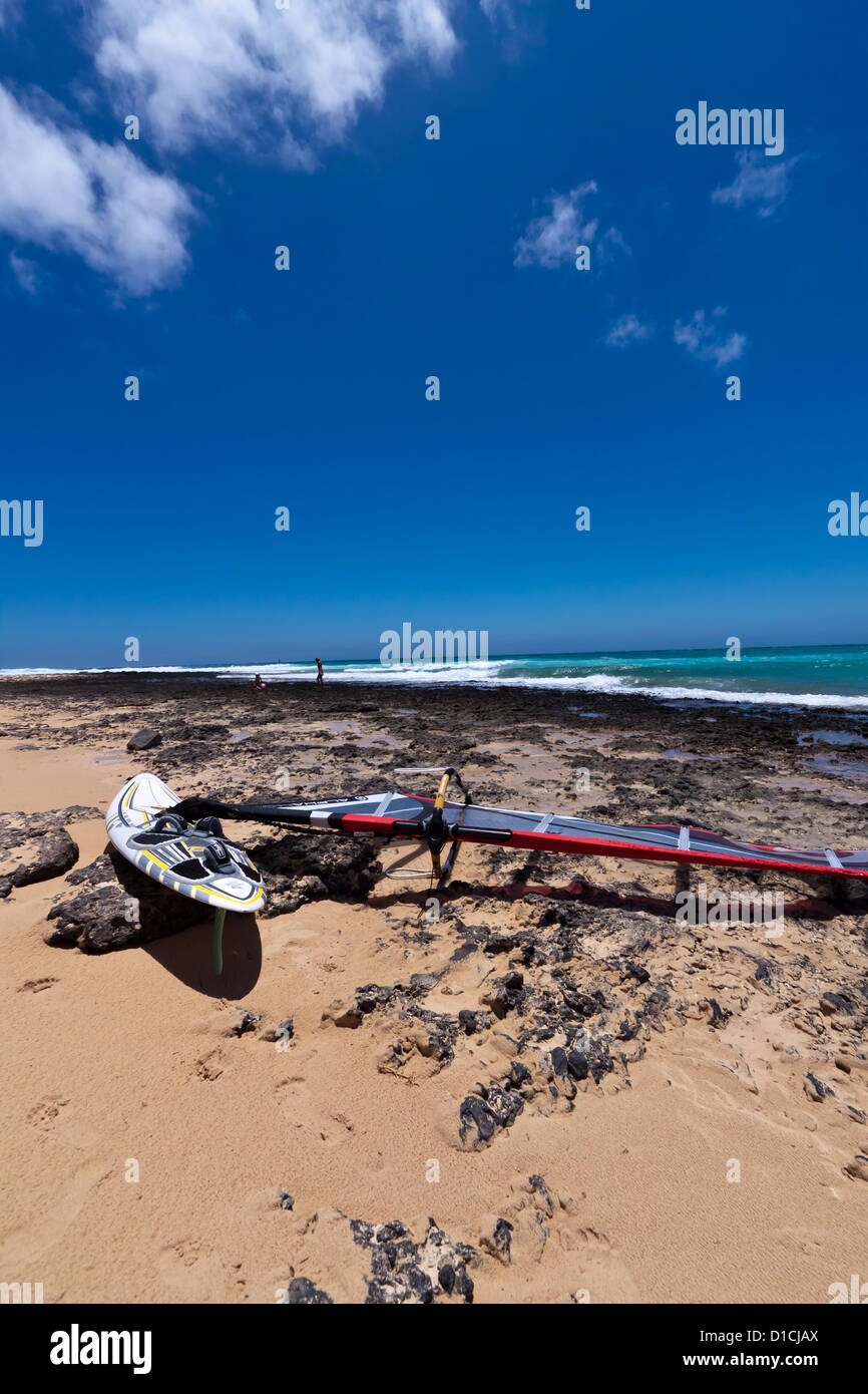 Windsurf sulla spiaggia a Fuerteventura, Spagna Foto Stock