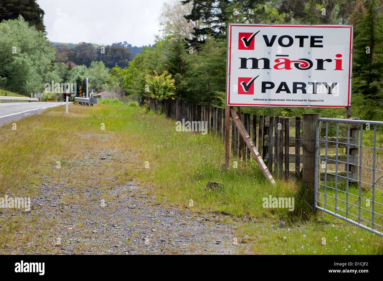 Manifesto politico per Maori partito politico al fianco di autostrada, isola settentrionale, Nuova Zelanda. Foto Stock