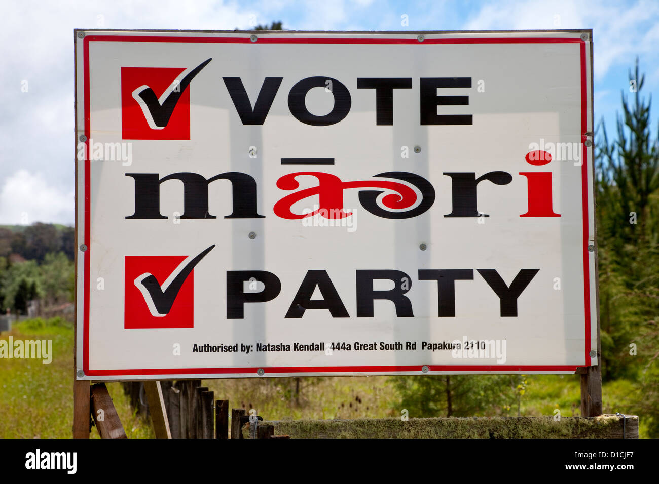 Manifesto politico per Maori partito politico al fianco di autostrada, isola settentrionale, Nuova Zelanda. Foto Stock