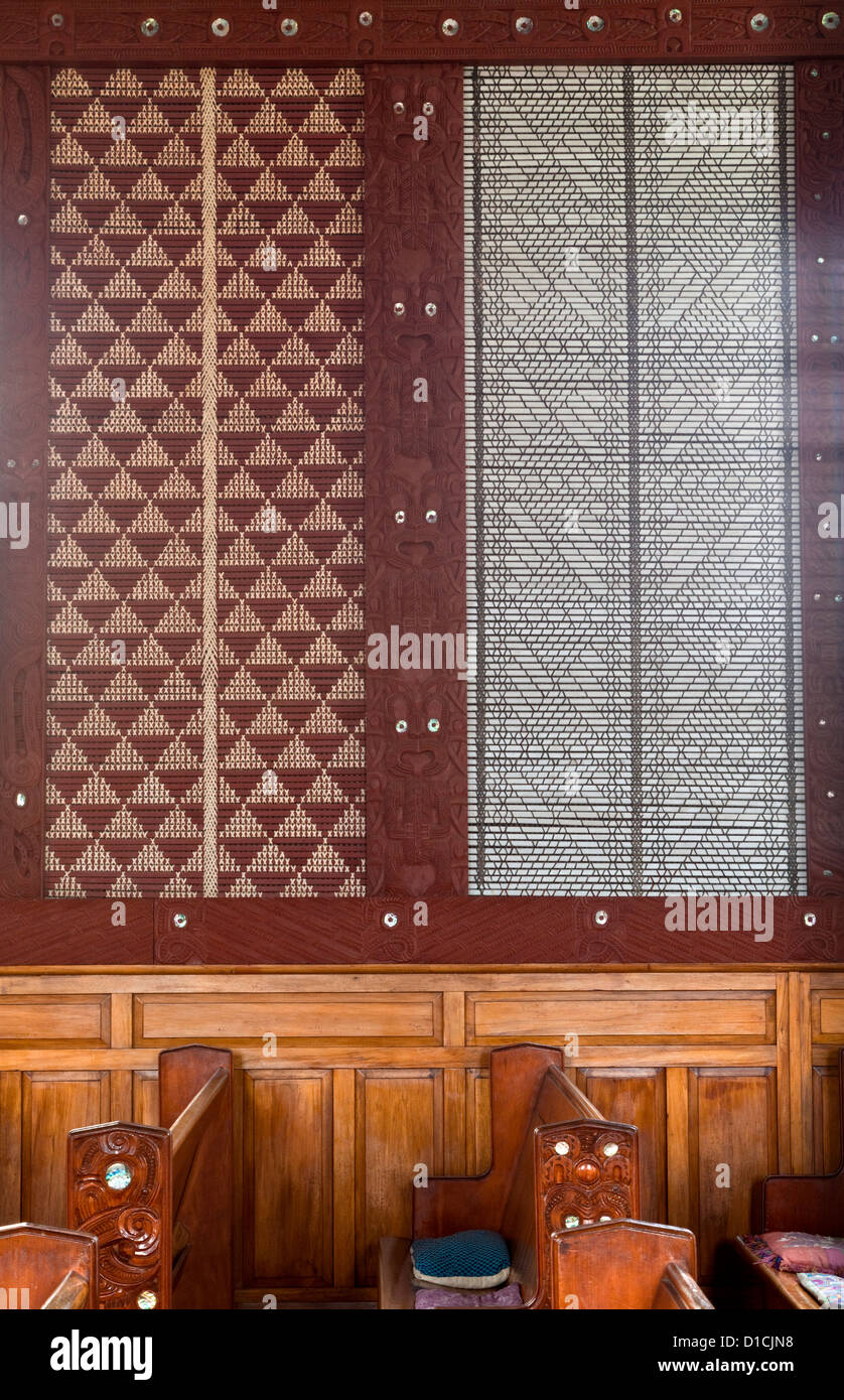 Sincretismo culturale. Tessuto Maori pannelli di parete (tukutuku) nella Basilica di Santa Maria la Chiesa anglicana, Tikitiki, Nuova Zelanda. Foto Stock