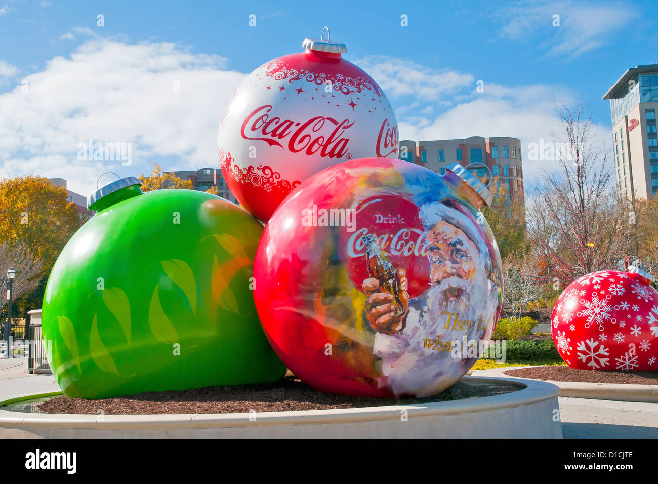 Gigantesche sfere coloful -Natale-tree decorazione ,Pemberton place, casa del mondo la Coca Cola e il Georgia Aquarium, Atlanta, Georgia, Stati Uniti d'America Foto Stock