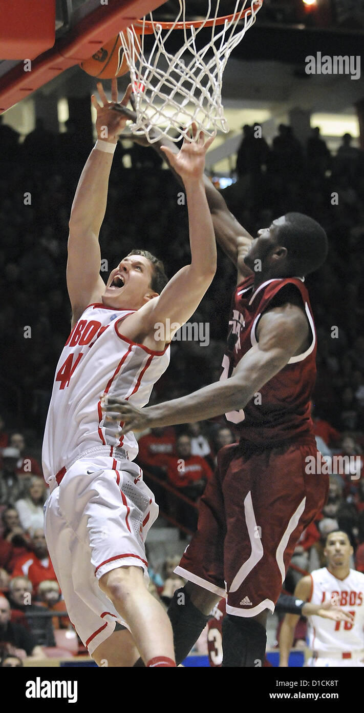 Dic. 15, 2012 - Albuquerque, NM, Stati Uniti - Proprio # 41 prende la palla al cerchio ed è imbrattata di NMSU #25 Renaldo Dixon nella prima metà della loro partita di sabato pomeriggio nella buca come the Lobos battere il Aggies 73-58. Sabato, Dic15, 2012. (Credito Immagine: © Jim Thompson/Albuquerque ufficiale/ZUMAPRESS.com) Foto Stock