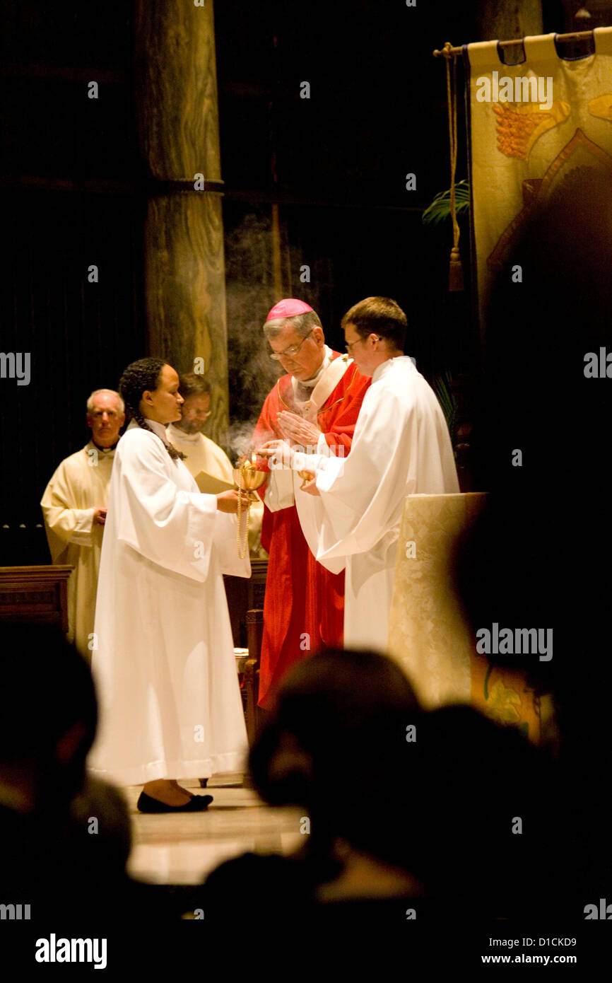 Sacerdote cattolico preparando per l Eucaristia. Basilica di 'St Maria' n chiesa cattolica Minneapolis Minnesota MN USA Foto Stock