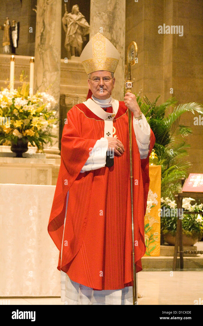 Sacerdote cattolico indossano paramenti rossi presiede la conferma messa. Basilica di 'St Maria' Minneapolis Minnesota MN USA Foto Stock
