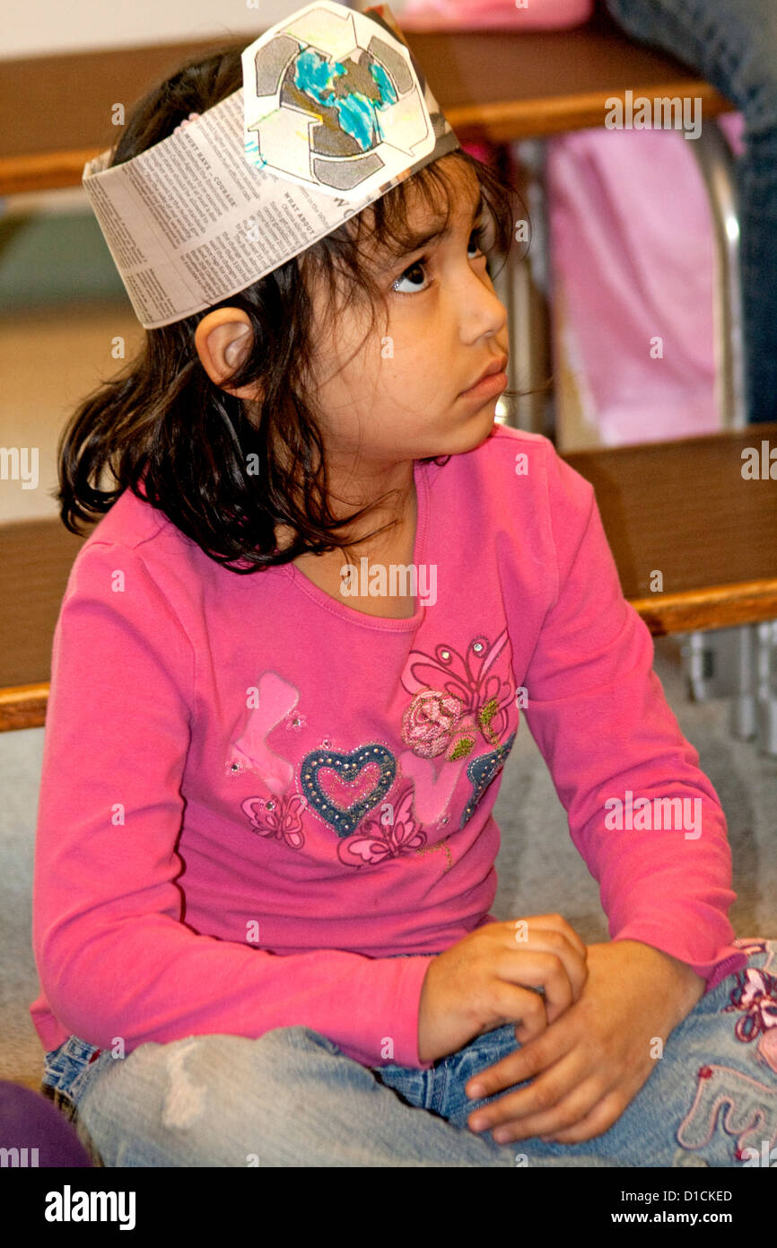Americano asiatico prima qualità femmina parte degli studenti di una classe del programma di riciclaggio. Horace Mann School St Paul Minnesota MN USA Foto Stock