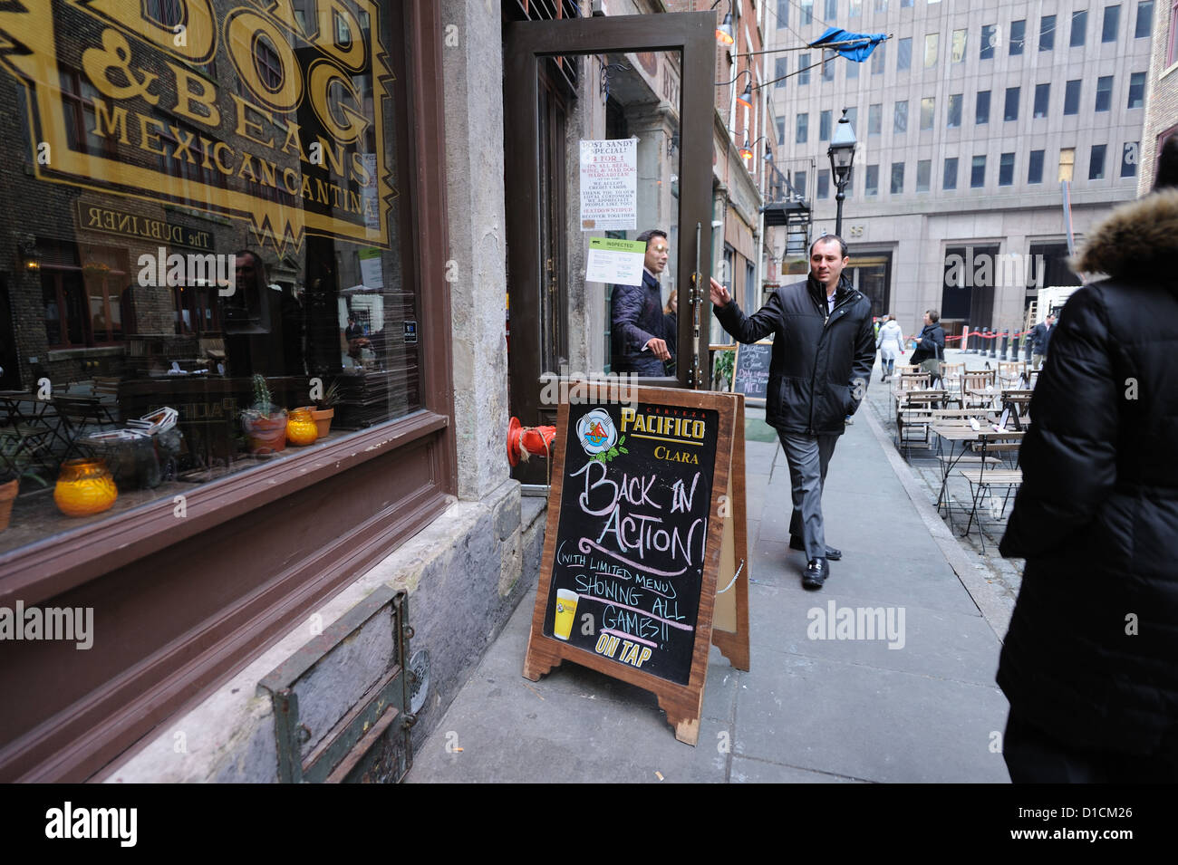 Stone Street a Lower Manhattan è fiancheggiata da ristoranti che sono stati danneggiati dall'uragano di sabbia e ha dovuto chiudere per settimane. Foto Stock