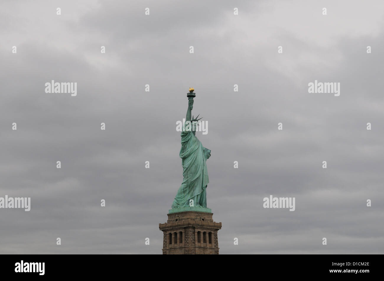 Un giorno prima di sabbia di uragano ha colpito la città di New York, la Statua della Libertà si fermò contro un cielo tempestoso. La statua è stata integre. Foto Stock