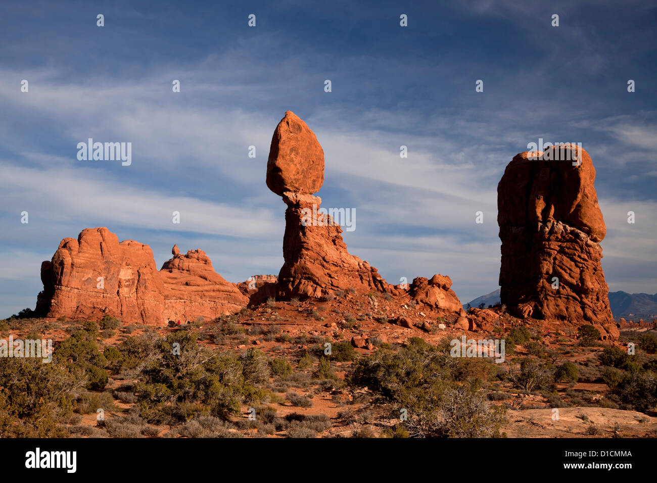 Roccia equilibrata al Parco Nazionale di Arches appena al di fuori del paese di Moab, Utah, Stati Uniti d'America, STATI UNITI D'AMERICA Foto Stock