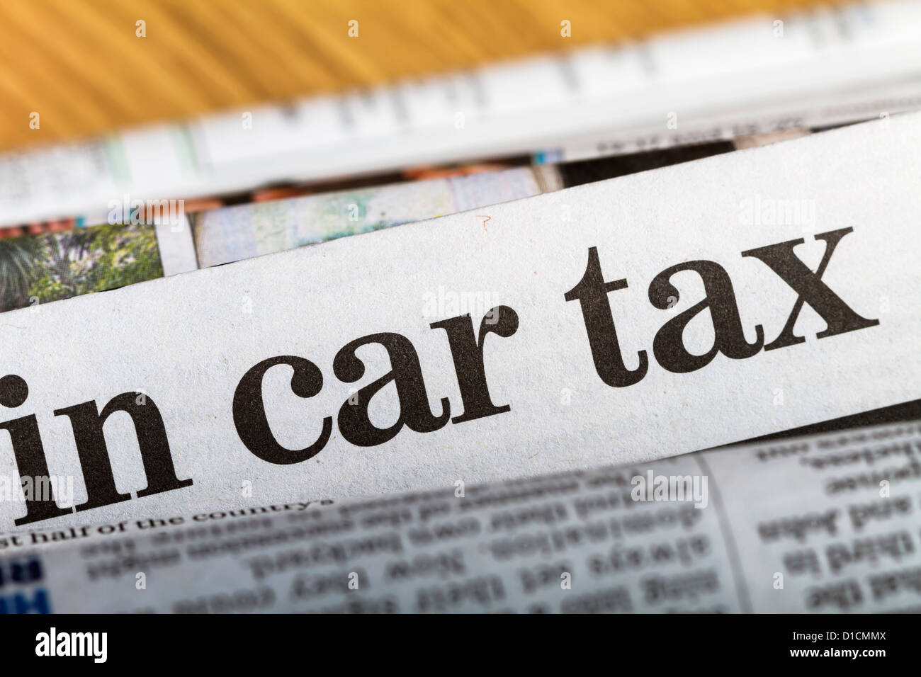 Quotidiani impilati con titolo circa le tasse auto al centro dell'immagine. Profondità di campo. Foto Stock