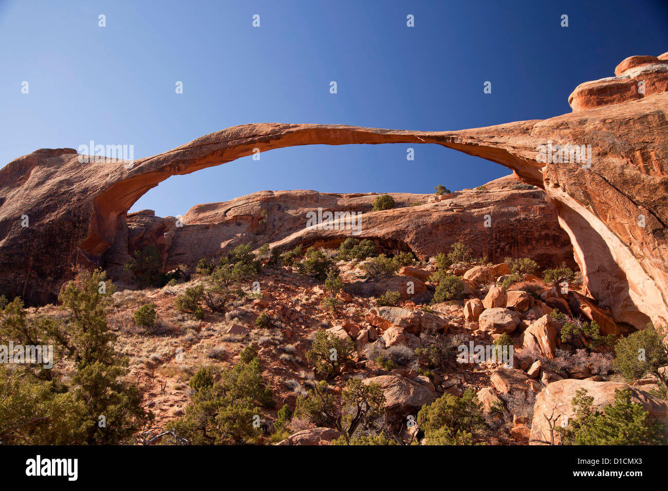 Maggiori arch Landscape Arch con un arco di 290 piedi, Parco Nazionale Arches appena al di fuori del paese di Moab, Utah, Stati Uniti d'America Foto Stock