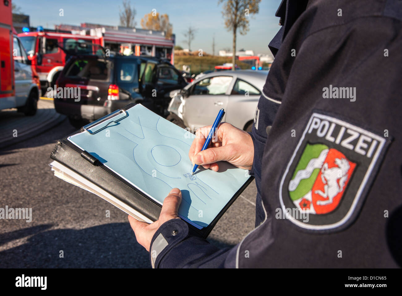 La polizia blocca documenti e testimonianze dopo un incidente d'auto. Foto Stock
