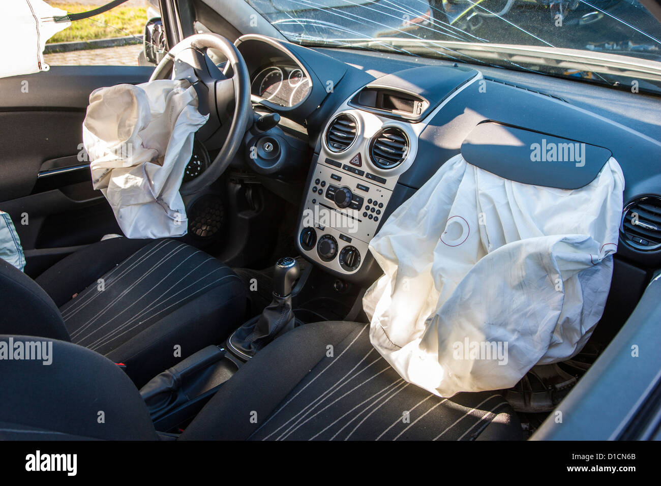 Airbag esplose in un auto, veicolo, dopo un incidente, car crash. Foto Stock