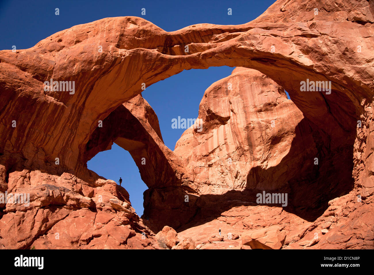 I visitatori a doppia arcata Arches National Park appena al di fuori del paese di Moab, Utah, Stati Uniti d'America, STATI UNITI D'AMERICA Foto Stock