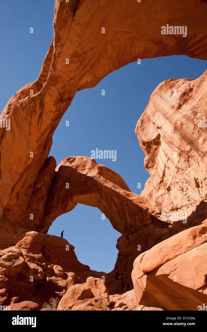 Il doppio arco al Parco Nazionale di Arches appena al di fuori del paese di Moab, Utah, Stati Uniti d'America, STATI UNITI D'AMERICA Foto Stock