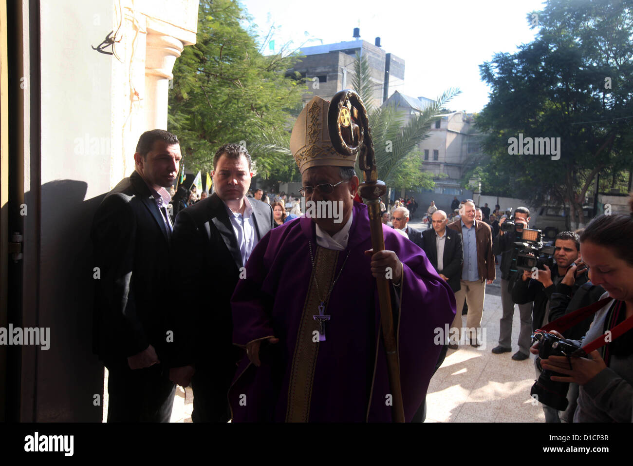 16 dic 2012 - Gaza City, nella Striscia di Gaza, Territori palestinesi - il Patriarca Latino di Gerusalemme Fouad Twal, arriva in corrispondenza di Deir al-Laten Chiesa di Gaza City Dicembre 16, 2012, per partecipare ad una celebrazione con i palestinesi prima di Natale (credito Immagine: © Majdi Fathi/immagini APA/ZUMAPRESS.com) Foto Stock