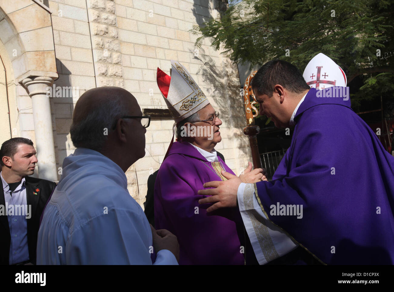 16 dic 2012 - Gaza City, nella Striscia di Gaza, Territori palestinesi - il Patriarca Latino di Gerusalemme Fouad Twal, arriva in corrispondenza di Deir al-Laten Chiesa di Gaza City Dicembre 16, 2012, per partecipare ad una celebrazione con i palestinesi prima di Natale (credito Immagine: © Majdi Fathi/immagini APA/ZUMAPRESS.com) Foto Stock