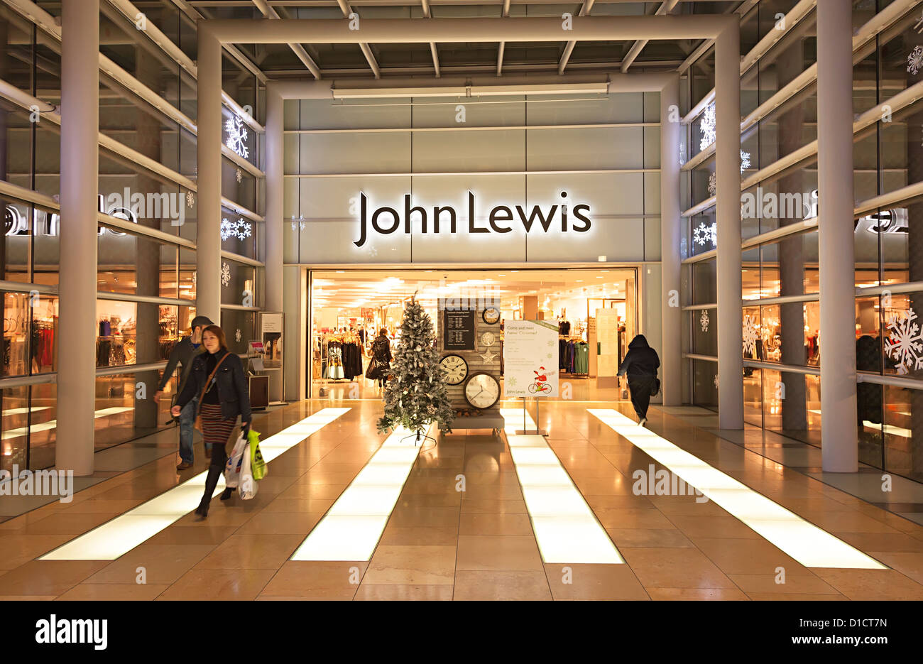 Gli acquirenti di Natale al di fuori di John Lewis shop front, Cardiff Wales, Regno Unito Foto Stock