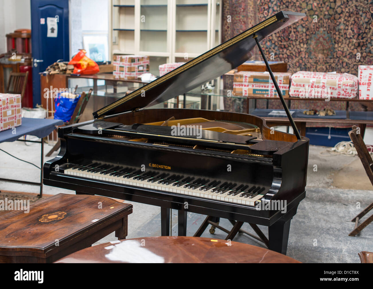 Bovey Tracey, Devon, Inghilterra. 8 agosto 2012. Un Bechstein pianoforte con coperchio aperto in una casa d'aste. Foto Stock