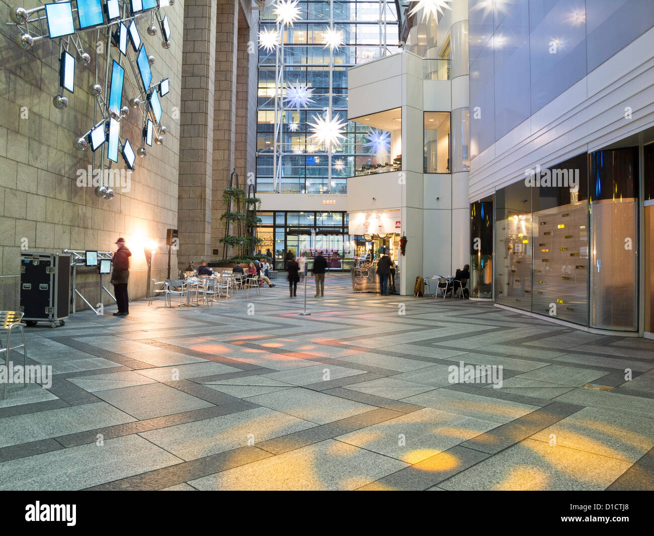 Pubblico con soffitto in vetro, Vacanze decorazioni, la Sony Tower, (ex AT&T edificio), NYC Foto Stock