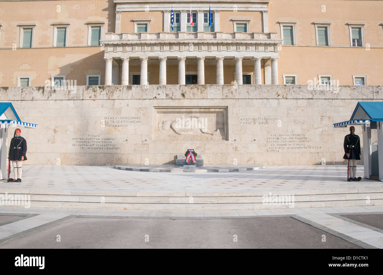 Custodisce la tomba del Milite Ignoto in primo piano, Atene, Grecia Foto Stock