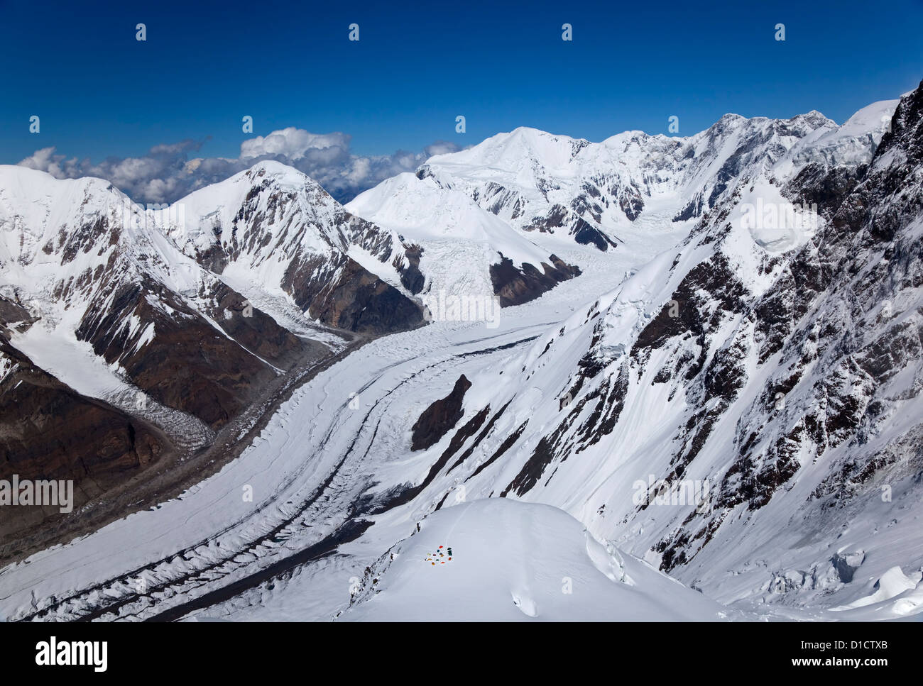 Vista panoramica dal punto sopra High Camp 2 sul versante del Khan Tengri di picco, Central Tian Shan montagne Foto Stock