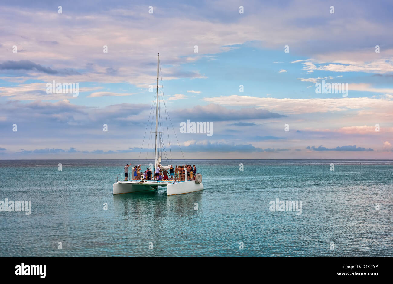Una barca a vela in oceano appena al largo della costa di Ocho Rios Giamaica Foto Stock