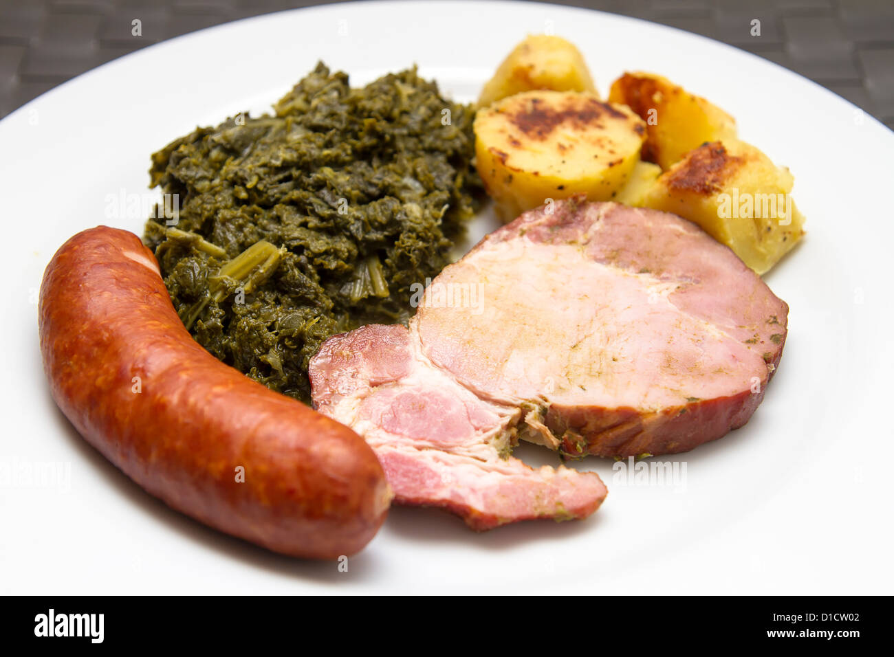 Kassler (affumicati, salate di maiale) con kale & Pinkel (tipo di salsiccia) Foto Stock