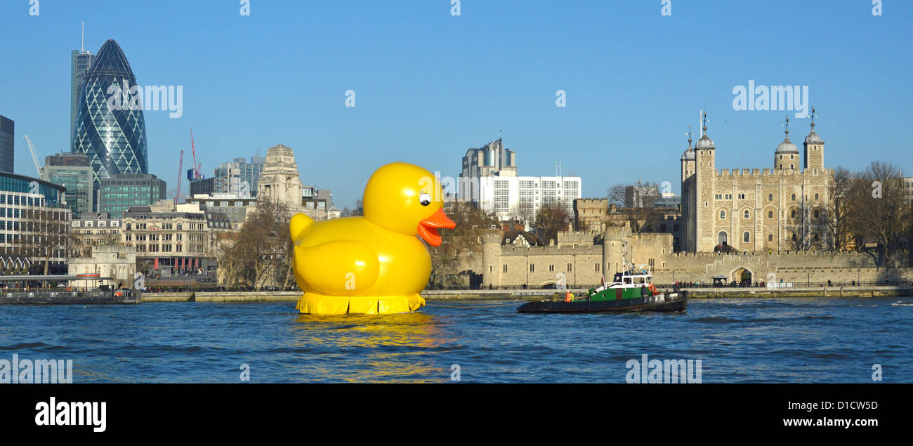 Stunt sul Fiume Tamigi con grande giallo duck trainato passato la città di Londra skyline promuovendo la Jackpotjoy bingo website Foto Stock