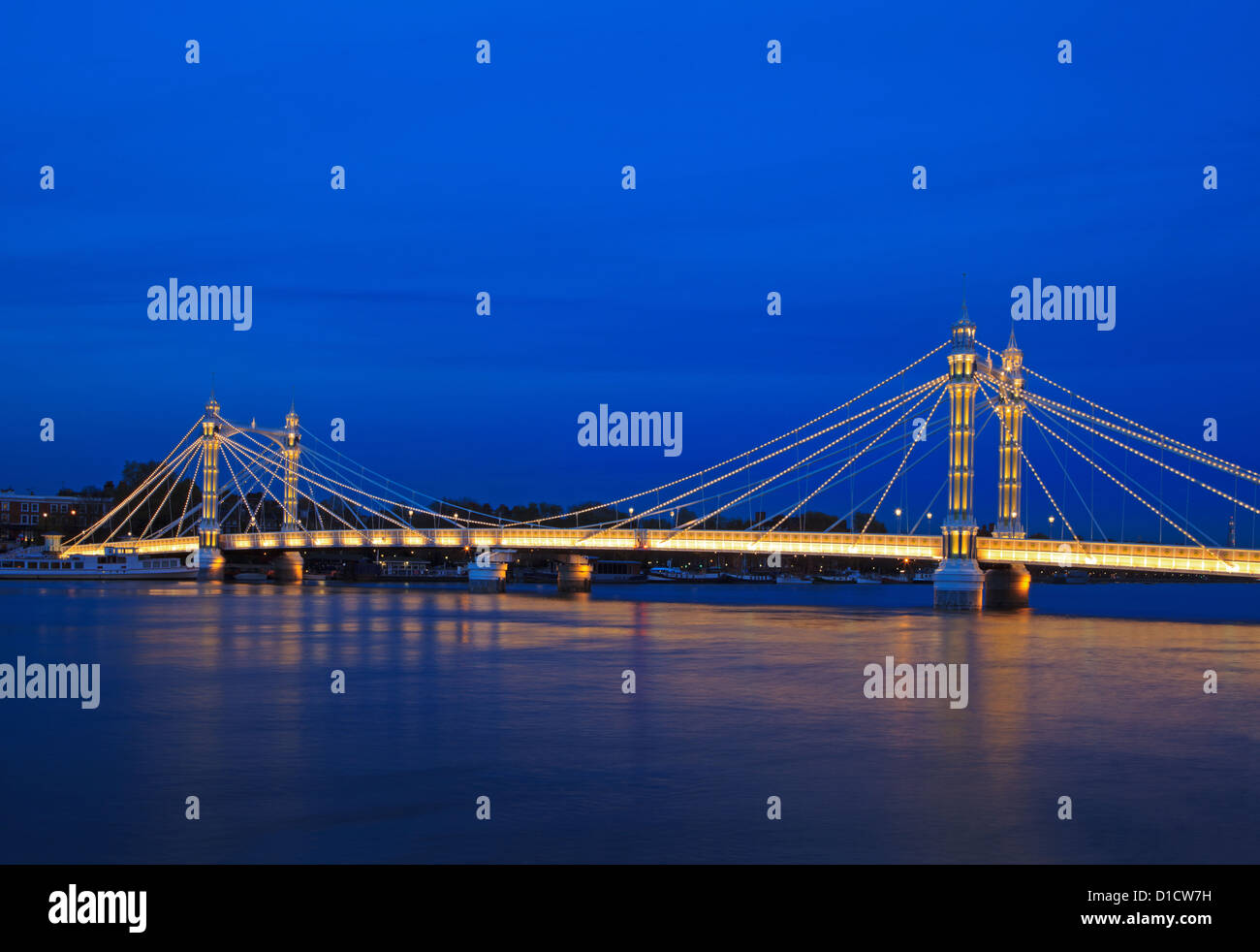 Albert Bridge - Londra. Questa immagine è stata scattata nel blu ora dalla banca del sud. Foto Stock