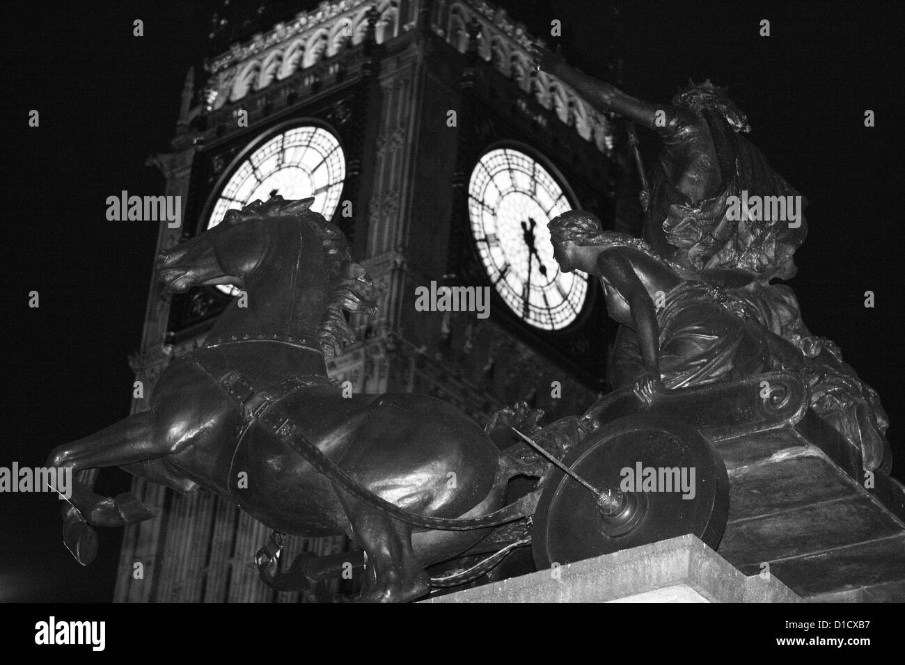 Una vista notturna della statua di Boadicea, a Westminster e il Big Ben in background Foto Stock