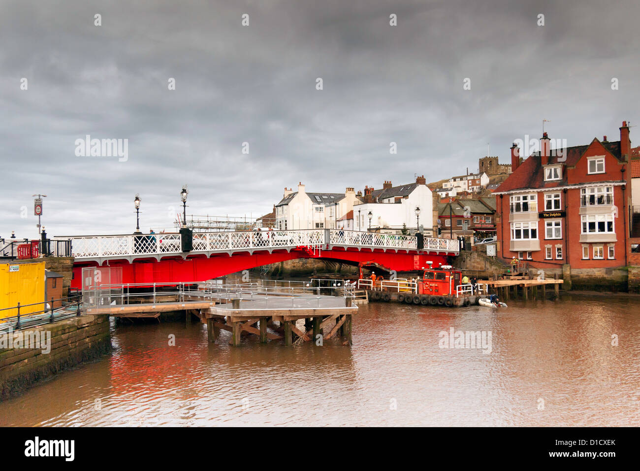 Il rinnovo e il dipinto del Whitby ponte girevole e il montaggio di nuovi parafanghi di legname per la protezione dalla collisione della nave Foto Stock