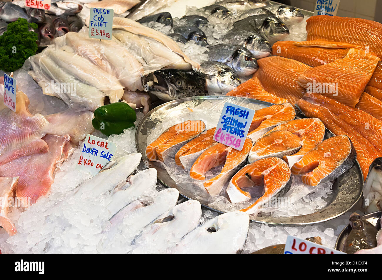 Pesce fresco in vendita sul mercato centrale di stallo pescivendolo, St Helier, Jersey, Isole del Canale, REGNO UNITO Foto Stock