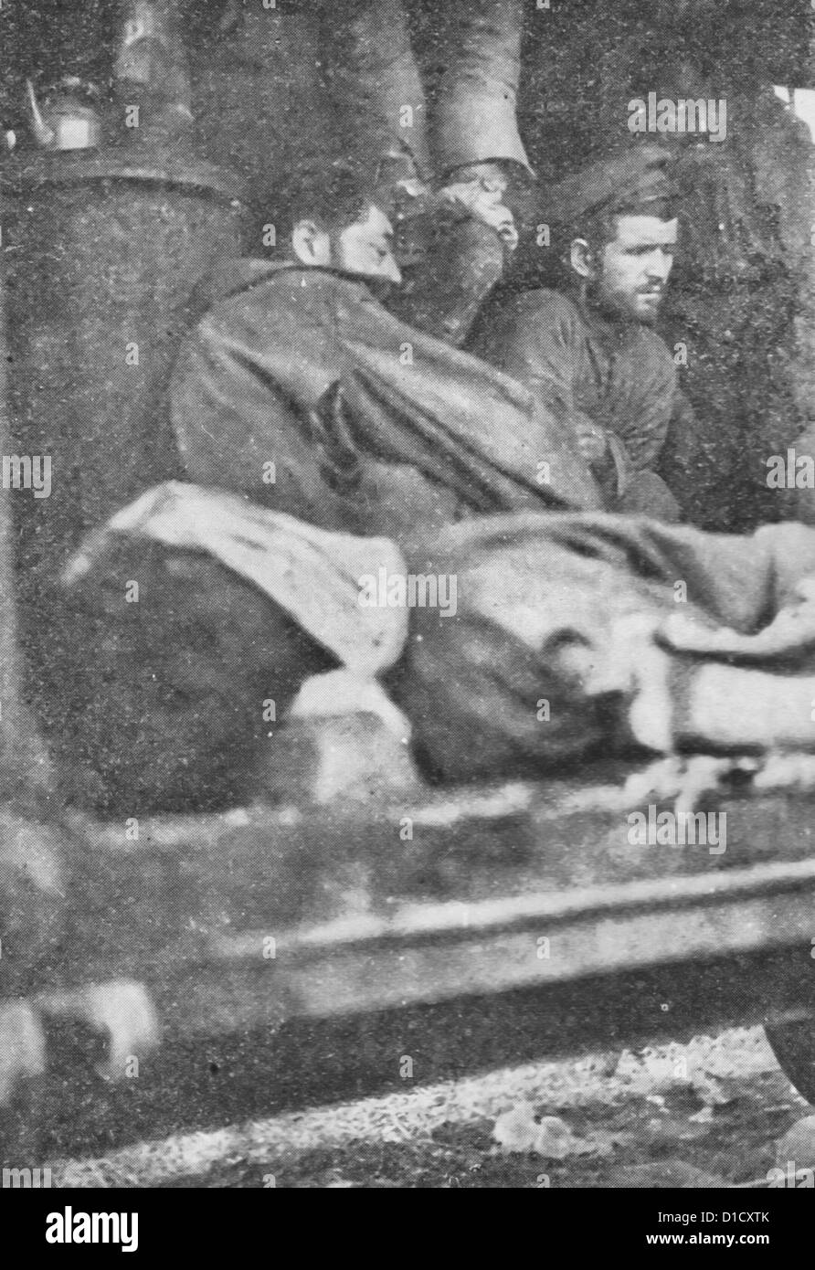 I detenuti a bordo di un treno russo legato per la Siberia, 1918, la massa nella parte anteriore è un ragazzo morto Foto Stock