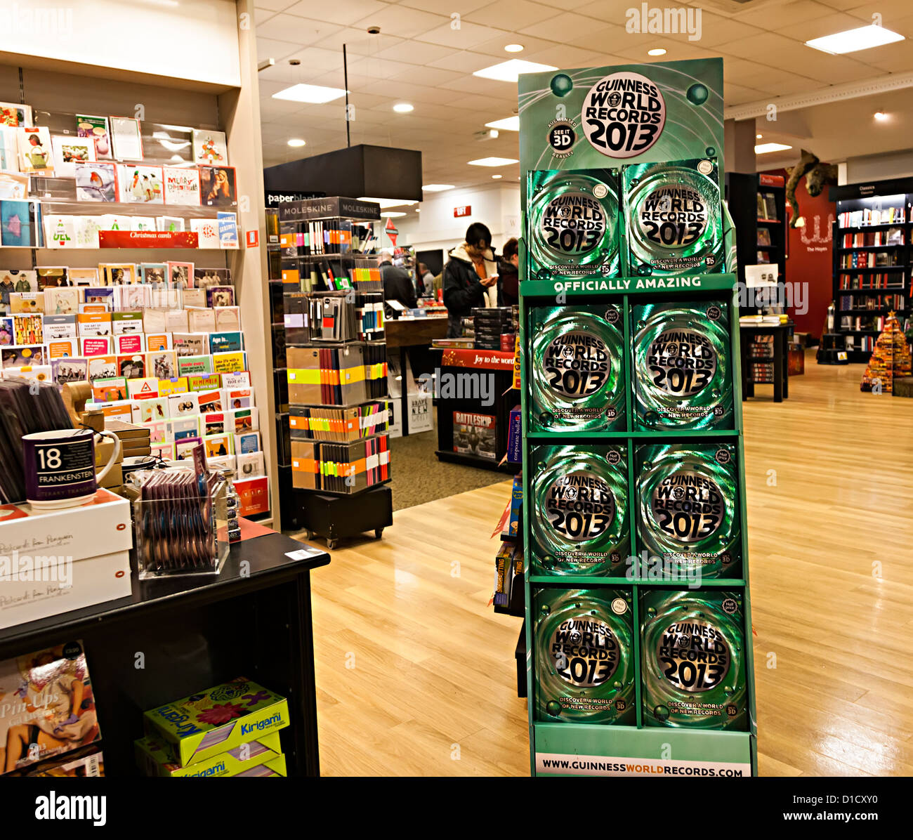 Guinness World Records 2013 prenota in stand in vendita nel negozio, Cardiff Wales, Regno Unito Foto Stock