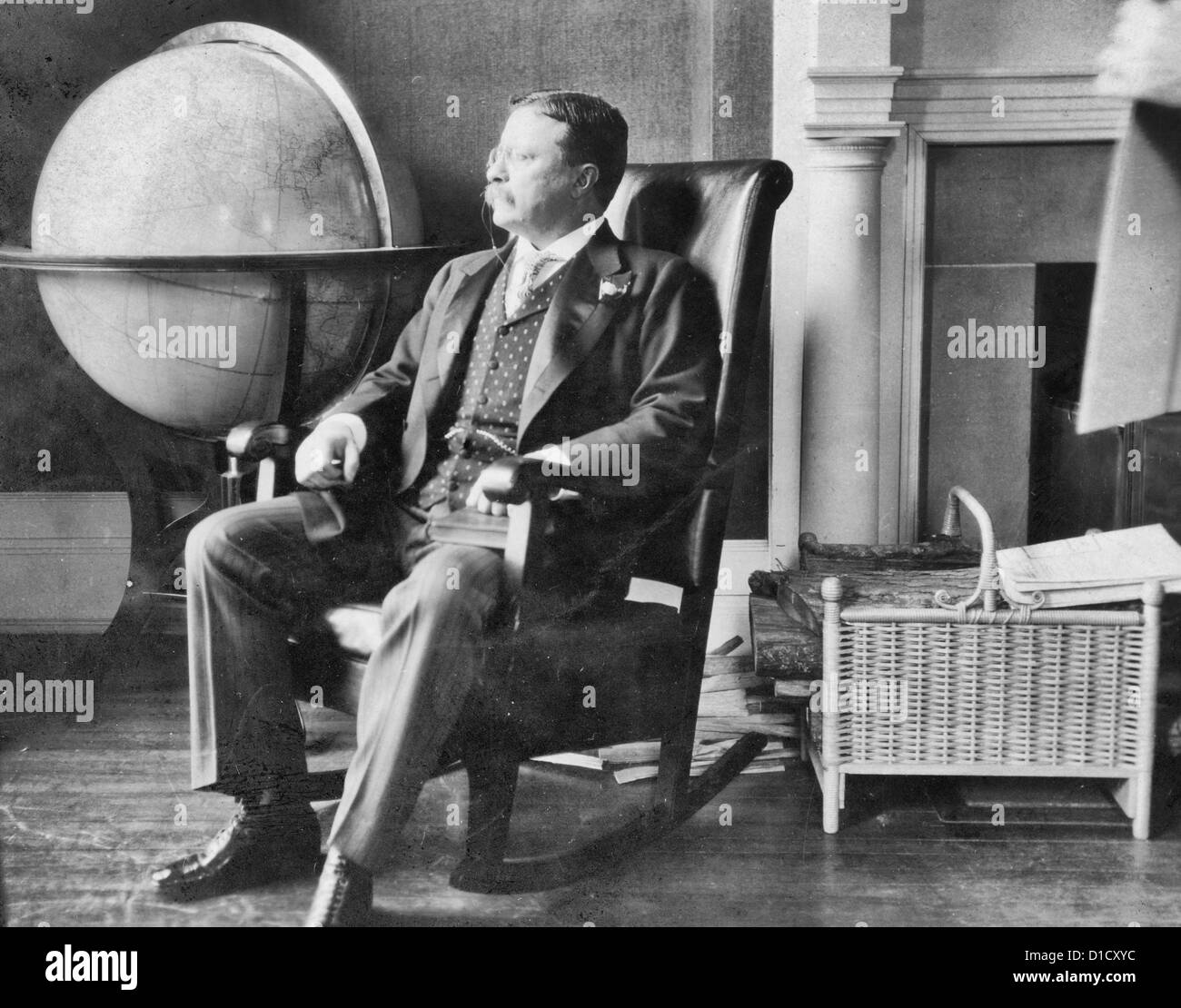 Theodore Roosevelt, piena lunghezza ritratto, insediato dal globo mondo, rivolto verso sinistra, circa 1905 Foto Stock