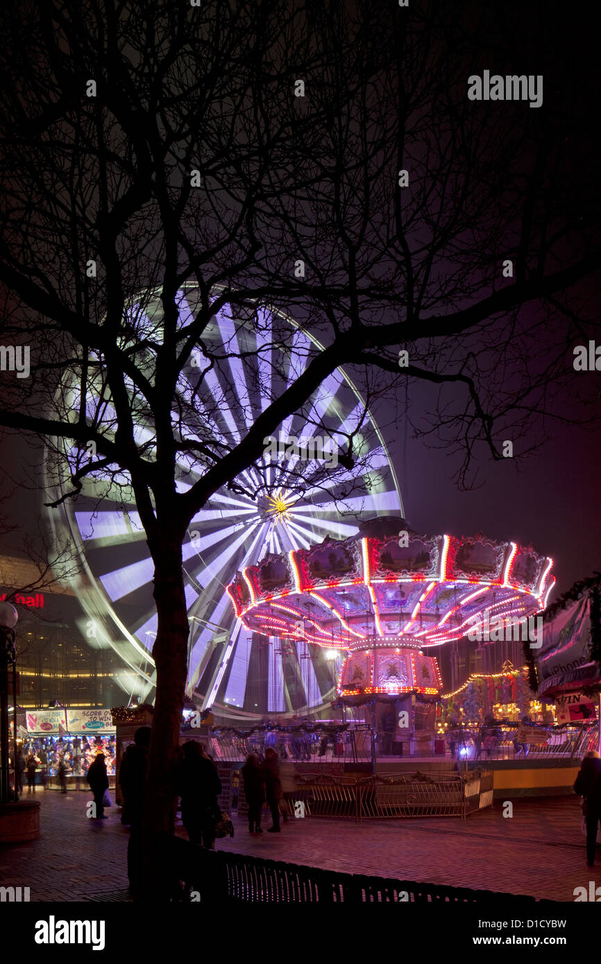 La grande ruota e fiera del divertimento nel centenario quadrato con l'annuale Mercato di Natale, città di Birmingham Inghilterra, Regno Unito Foto Stock