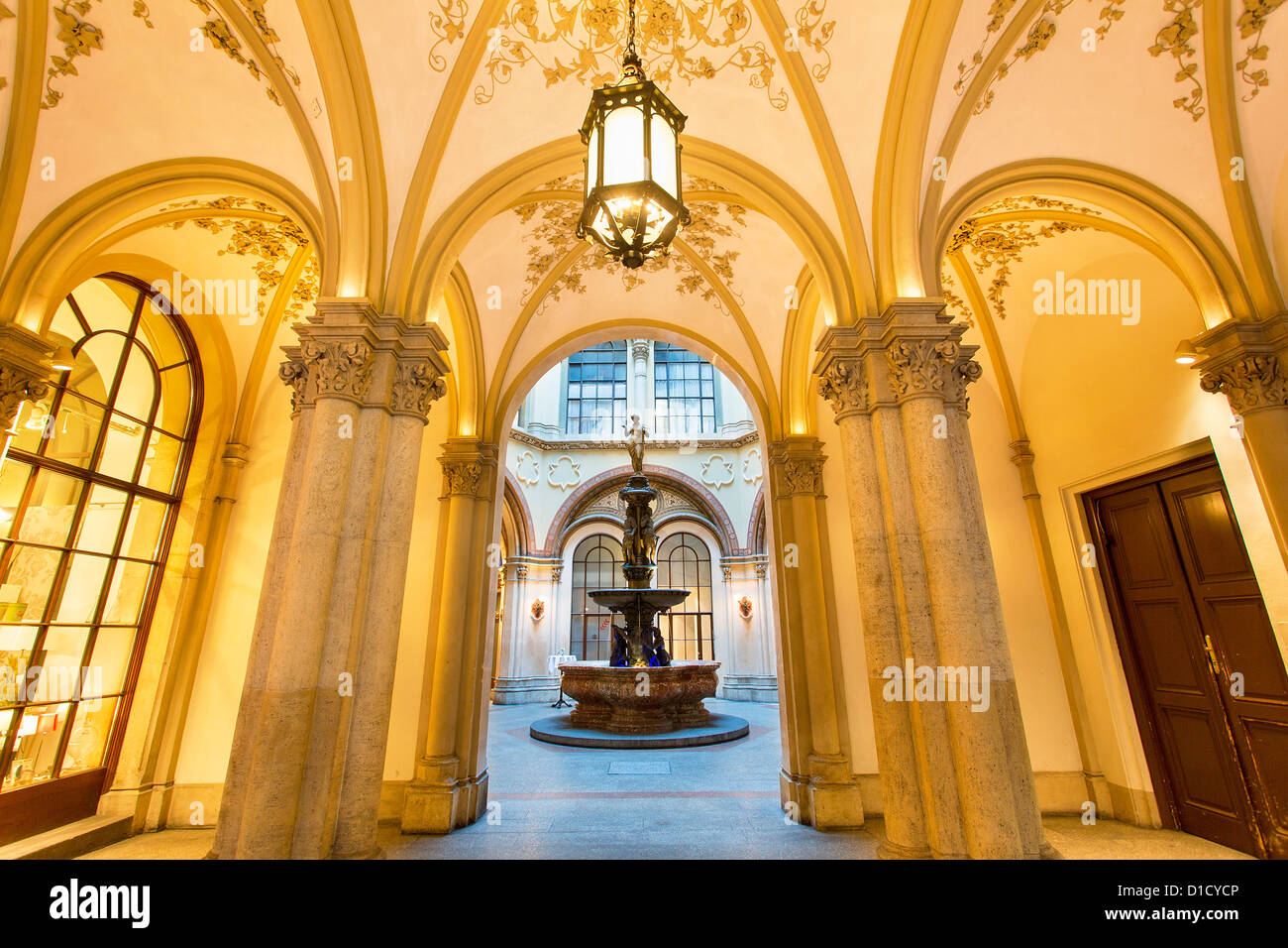 Vienna, fontana nel passaggio Freyung al Palais Ferstel edificio Foto Stock