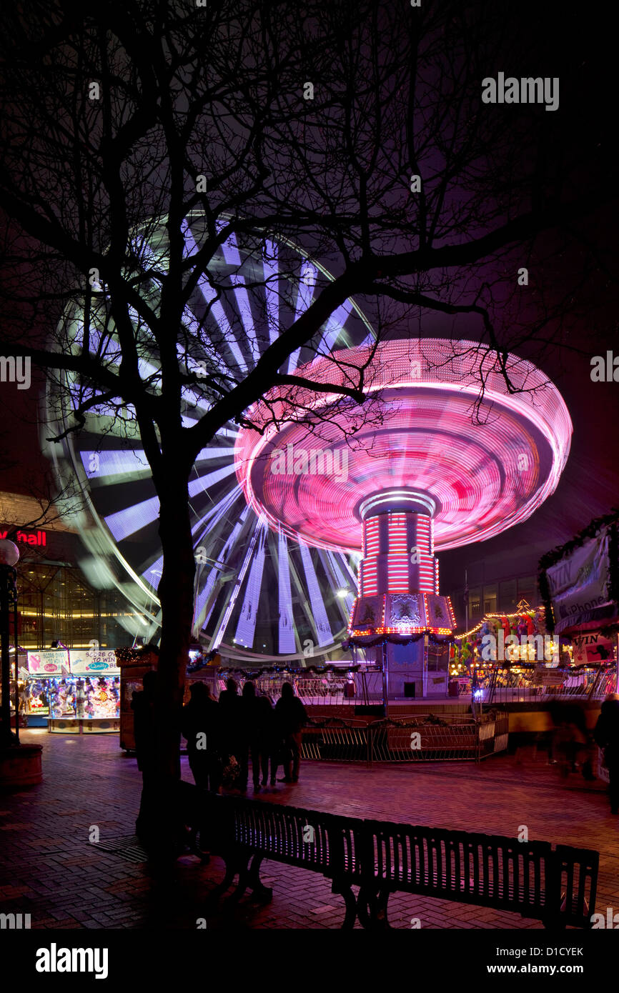 La grande ruota e fiera del divertimento nel centenario quadrato con l'annuale Mercato di Natale, città di Birmingham Inghilterra, Regno Unito Foto Stock