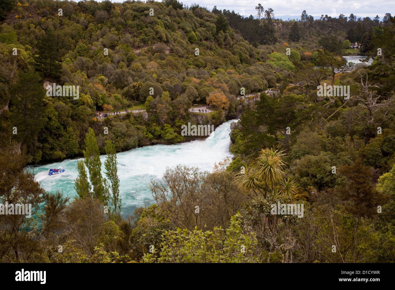 Escursioni barca si avvicina Huka Falls, Fiume Waikato, Lago Taupo Regione, Isola del nord, Nuova Zelanda. Foto Stock