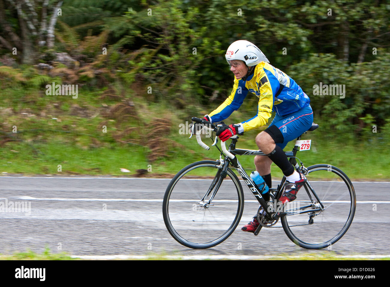 Fisica. Triathlon ciclista, blu sul Lago Rotorua, Isola del nord, Nuova Zelanda. Foto Stock